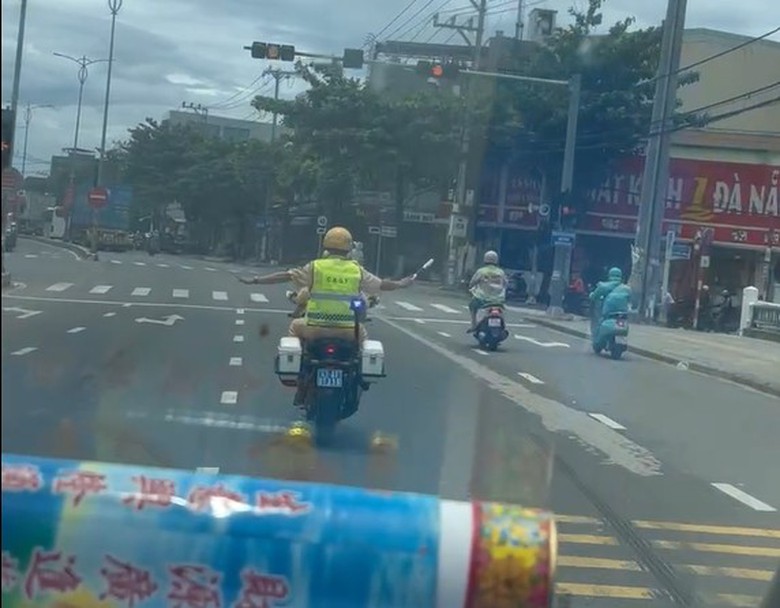 Đà Nẵng: CSGT dùng xe đặc chủng mở đường đưa nạn nhân bị tai nạn nguy kịch đi cấp cứu - Ảnh 1.