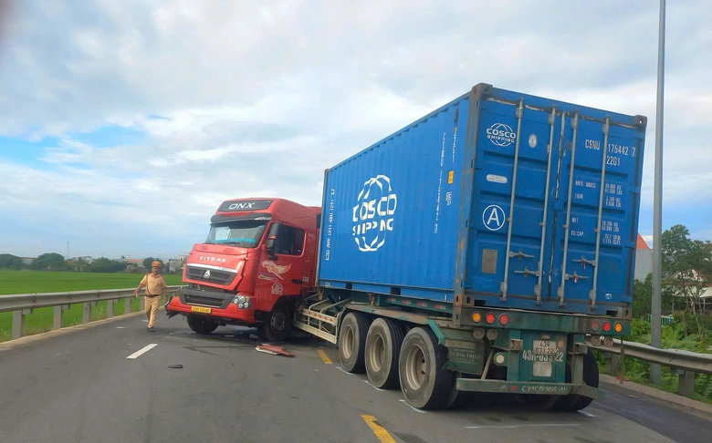Xe đầu kéo nổ lốp nằm chắn ngang đường, QL1A Đà Nẵng ách tắc - Ảnh 1.
