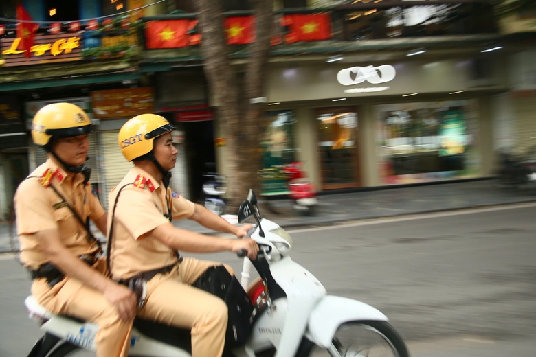 H&agrave; Nội: CSGT ghi h&igrave;nh từng xe dừng đỗ tr&aacute;i quy định, tăng xử phạt bằng camera AI - Ảnh 4.