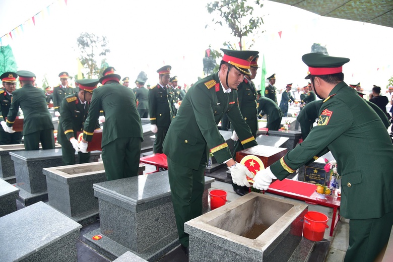 T&acirc;y Ninh tổ chức truy điệu, an t&aacute;ng 173 h&agrave;i cốt liệt sĩ hồi hương từ Campuchia - Ảnh 1.