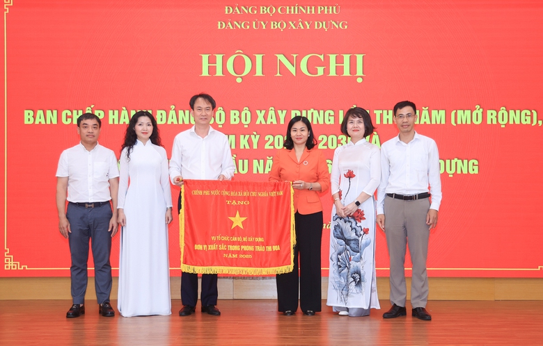Nhiều tập thể, c&aacute; nh&acirc;n ng&agrave;nh X&acirc;y dựng đ&oacute;n nhận danh hiệu thi đua, khen thưởng cao qu&yacute; - Ảnh 2.