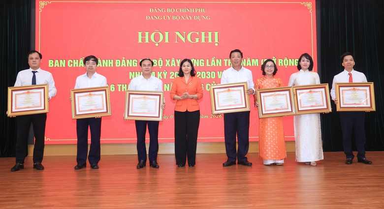 Nhiều tập thể, c&aacute; nh&acirc;n ng&agrave;nh X&acirc;y dựng đ&oacute;n nhận danh hiệu thi đua, khen thưởng cao qu&yacute; - Ảnh 3.