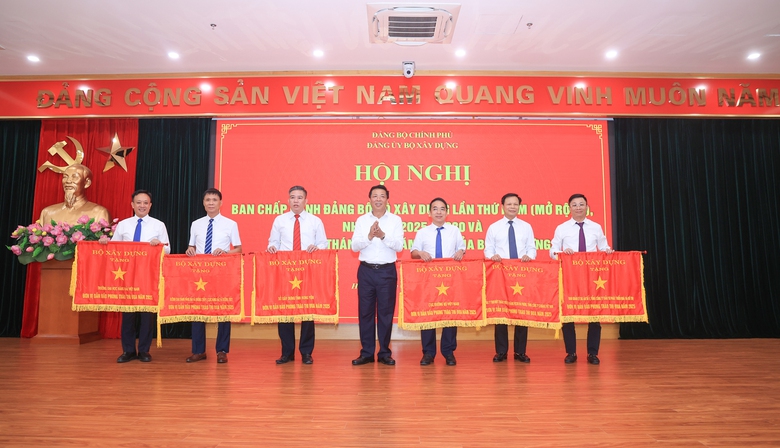 Nhiều tập thể, c&aacute; nh&acirc;n ng&agrave;nh X&acirc;y dựng đ&oacute;n nhận danh hiệu thi đua, khen thưởng cao qu&yacute; - Ảnh 4.