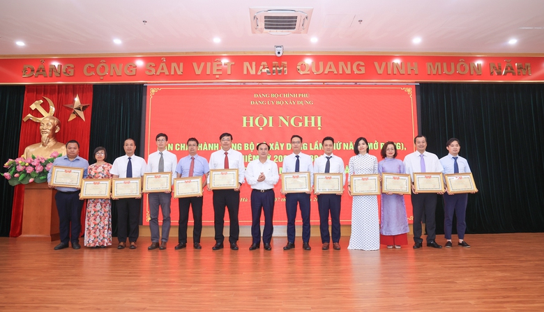 Nhiều tập thể, c&aacute; nh&acirc;n ng&agrave;nh X&acirc;y dựng đ&oacute;n nhận danh hiệu thi đua, khen thưởng cao qu&yacute; - Ảnh 5.