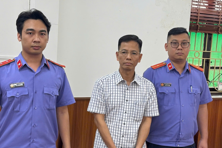 Một cựu thẩm ph&aacute;n ở H&agrave; Nội bị bắt trong vụ l&agrave;m sai lệch hồ sơ vụ &aacute;n - Ảnh 1.
