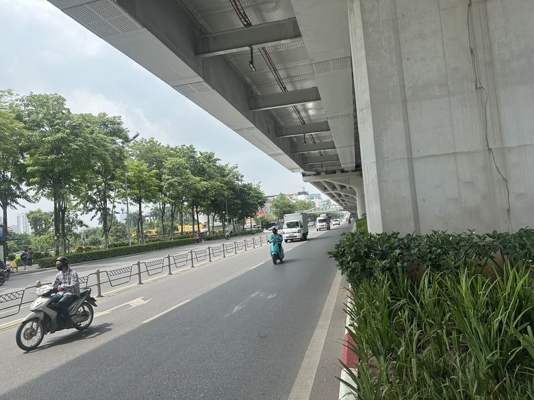 Nhan nhản xe m&aacute;y lấn v&agrave;o l&agrave;n &ocirc; t&ocirc; tr&ecirc;n đường Phạm Văn Đồng - Ảnh 3.