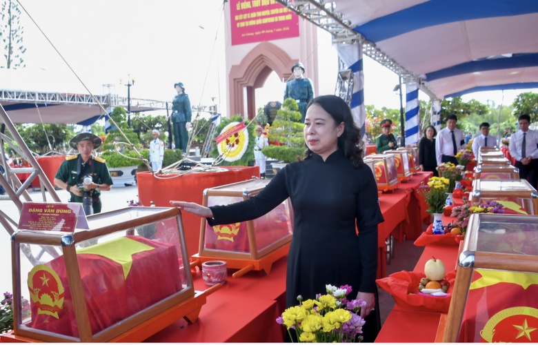 Ph&oacute; Chủ tịch nước V&otilde; Thị &Aacute;nh Xu&acirc;n dự lễ an t&aacute;ng 235 h&agrave;i cốt liệt sĩ ở An Giang - Ảnh 2.