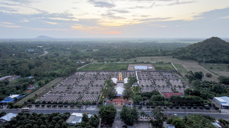 Ph&oacute; Chủ tịch nước V&otilde; Thị &Aacute;nh Xu&acirc;n dự lễ an t&aacute;ng 235 h&agrave;i cốt liệt sĩ ở An Giang - Ảnh 6.
