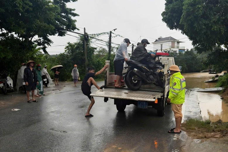 CSGT L&agrave;o Cai d&ugrave;ng xe chuy&ecirc;n dụng hỗ trợ người d&acirc;n vượt điểm ngập tr&ecirc;n QL37 - Ảnh 2.