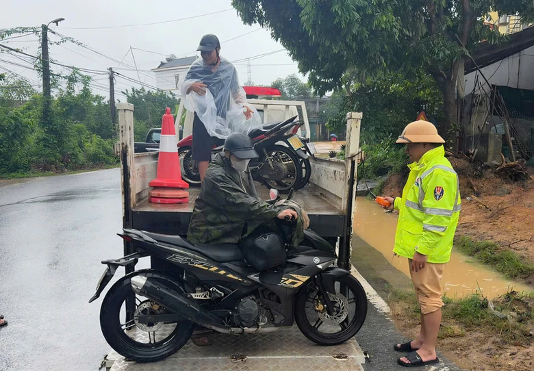 CSGT L&agrave;o Cai d&ugrave;ng xe chuy&ecirc;n dụng hỗ trợ người d&acirc;n vượt điểm ngập tr&ecirc;n QL37 - Ảnh 3.