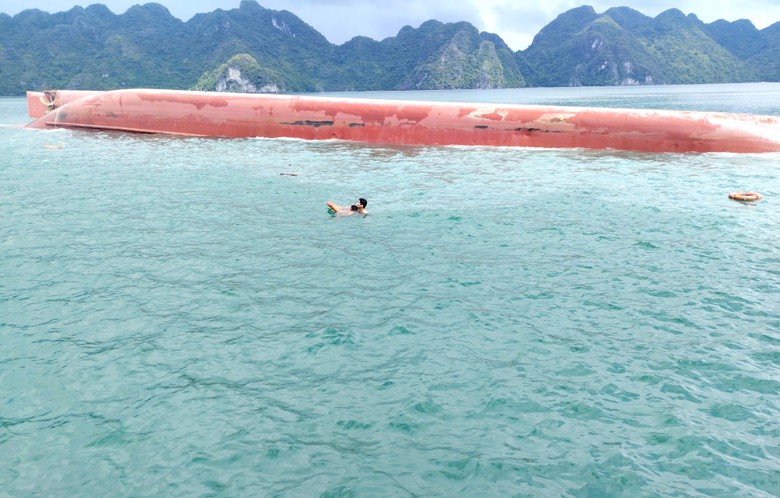 Quảng Ninh: Lật t&agrave;u tr&ecirc;n v&ugrave;ng biển Bản Sen, 3 người được cứu, 2 người c&ograve;n mắc kẹt - Ảnh 1.
