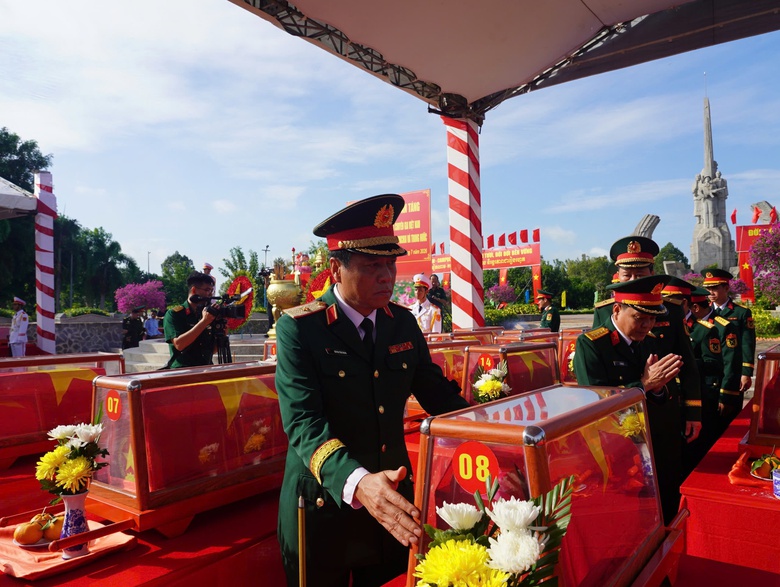 Ph&oacute; chủ tịch Quốc hội dự lễ truy điệu, an t&aacute;ng 68 h&agrave;i cốt liệt sĩ ở Đồng Th&aacute;p - Ảnh 3.