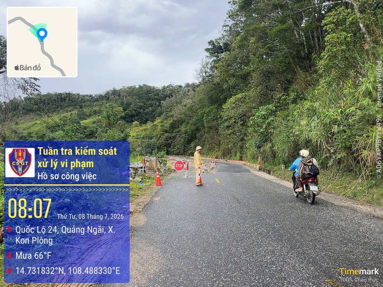 CSGT Quảng Ng&atilde;i tăng cường hướng dẫn, bảo đảm ATGT tr&ecirc;n c&aacute;c cung đường đ&egrave;o của QL24 - Ảnh 1.