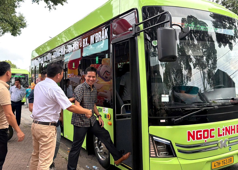 Đắk Lắk khai trương tuyến xe buýt điện đầu tiên - Ảnh 2.