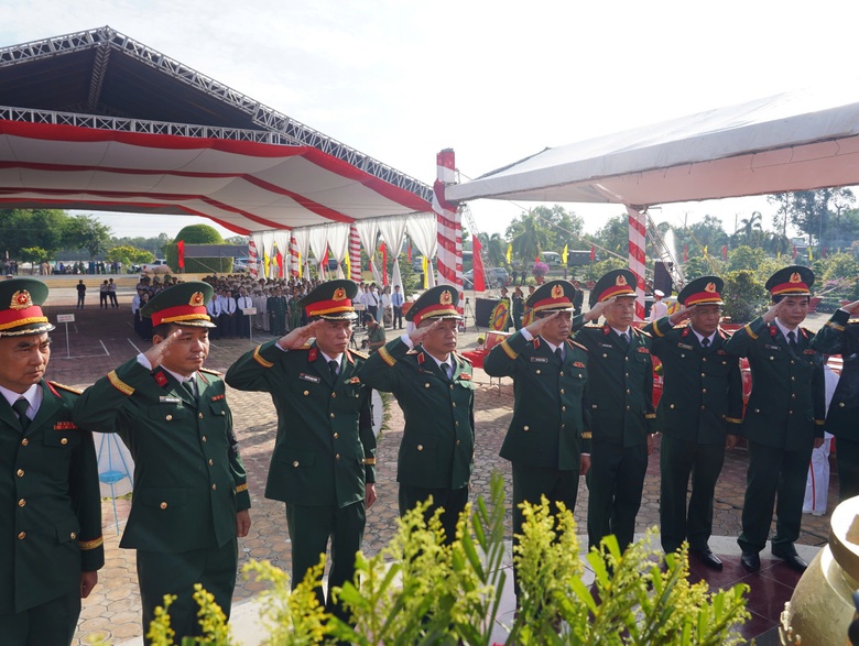 Ph&oacute; chủ tịch Quốc hội dự lễ truy điệu, an t&aacute;ng 68 h&agrave;i cốt liệt sĩ ở Đồng Th&aacute;p - Ảnh 1.