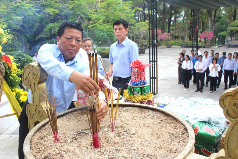 Bộ trưởng Trần Hồng Minh d&acirc;ng hương tưởng niệm c&aacute;c anh h&ugrave;ng liệt sĩ tại Quảng Trị - Ảnh 11.