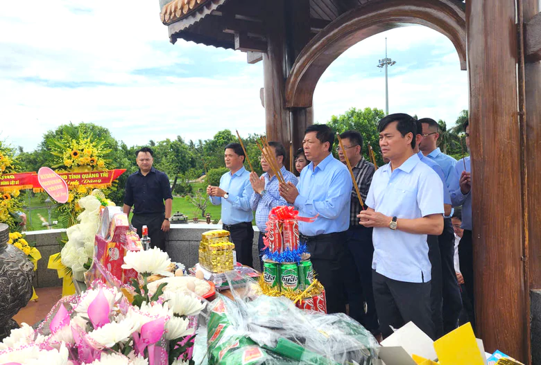 Bộ trưởng Trần Hồng Minh d&acirc;ng hương tưởng niệm c&aacute;c anh h&ugrave;ng liệt sĩ tại Quảng Trị - Ảnh 1.