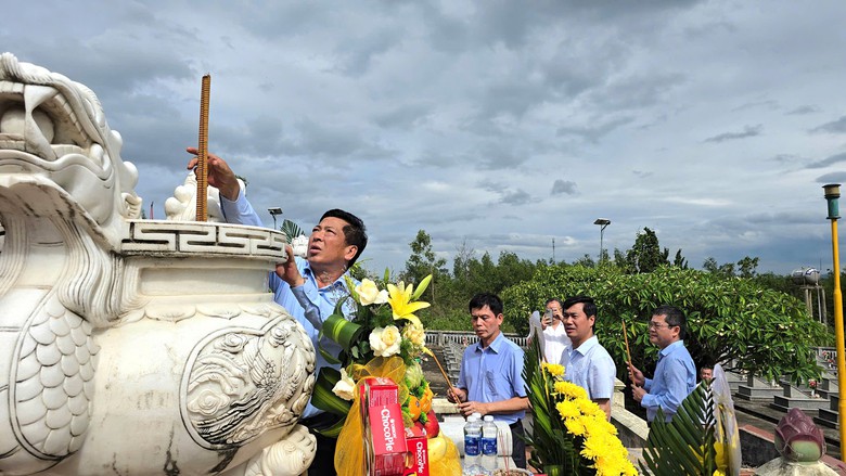Bộ trưởng Trần Hồng Minh d&acirc;ng hương tưởng niệm c&aacute;c anh h&ugrave;ng liệt sĩ tại Quảng Trị - Ảnh 12.