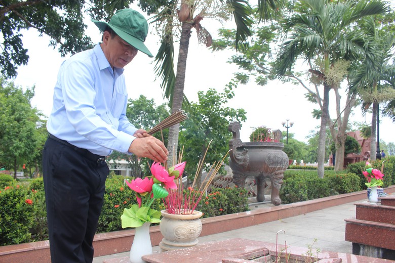 Bộ trưởng Trần Hồng Minh d&acirc;ng hương tưởng niệm c&aacute;c anh h&ugrave;ng liệt sĩ tại Quảng Trị - Ảnh 15.