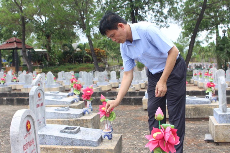 Bộ trưởng Trần Hồng Minh d&acirc;ng hương tưởng niệm c&aacute;c anh h&ugrave;ng liệt sĩ tại Quảng Trị - Ảnh 16.