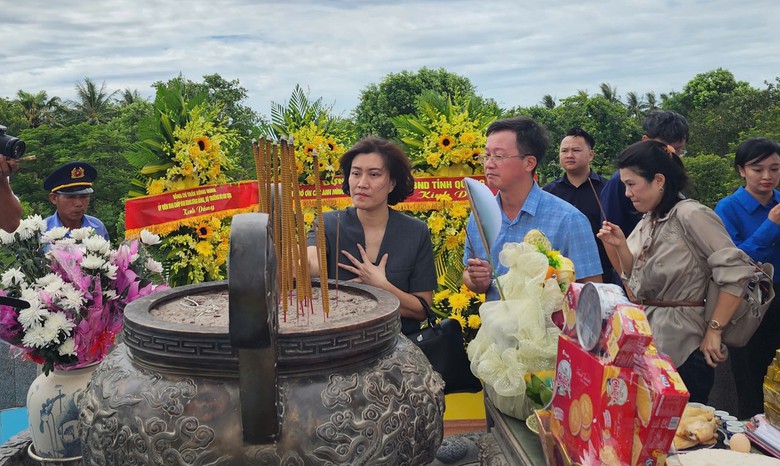Bộ trưởng Trần Hồng Minh d&acirc;ng hương tưởng niệm c&aacute;c anh h&ugrave;ng liệt sĩ tại Quảng Trị - Ảnh 9.