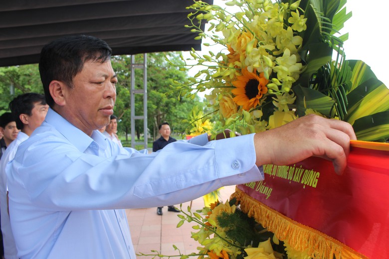 Bộ trưởng Trần Hồng Minh d&acirc;ng hương tưởng niệm c&aacute;c anh h&ugrave;ng liệt sĩ tại Quảng Trị - Ảnh 2.