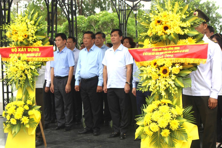 Bộ trưởng Trần Hồng Minh d&acirc;ng hương tưởng niệm c&aacute;c anh h&ugrave;ng liệt sĩ tại Quảng Trị - Ảnh 6.
