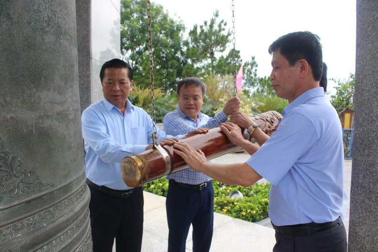 Bộ trưởng Trần Hồng Minh d&acirc;ng hương tưởng niệm c&aacute;c anh h&ugrave;ng liệt sĩ tại Quảng Trị - Ảnh 4.