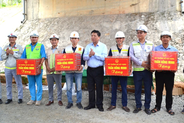 Bộ trưởng Trần Hồng Minh: Thi công đồng bộ, hoàn thành cao tốc Cam Lộ- La Sơn vào tháng 12 - Ảnh 5.