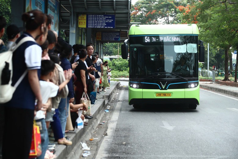 Xe bu&yacute;t H&agrave; Nội xanh hơn, th&ocirc;ng minh hơn, gần người d&acirc;n hơn - Ảnh 1.
