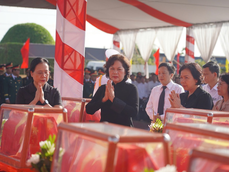 Ph&oacute; chủ tịch Quốc hội dự lễ truy điệu, an t&aacute;ng 68 h&agrave;i cốt liệt sĩ ở Đồng Th&aacute;p - Ảnh 2.