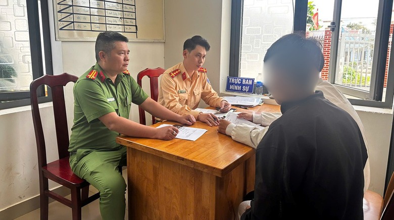 Thiếu niên điều khiển xe máy bằng chân bị tịch thu phương tiện Tại Lâm Đồng - Ảnh 1.