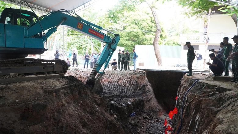 Tiếp tục ph&aacute;t hiện th&ecirc;m 5 bộ h&agrave;i cốt liệt sĩ trong r&atilde;nh ch&ocirc;n tập thể - Ảnh 1.