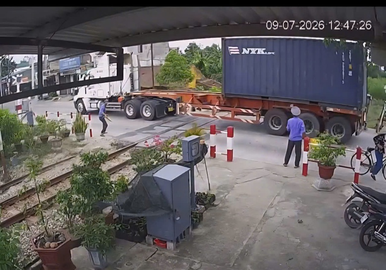 Tài xế xe đầu kéo tông gãy gác chắn đường sắt bị phạt hàng chục triệu - Ảnh 2.