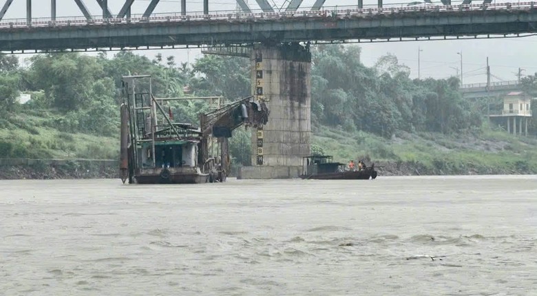 Ph&uacute; Thọ kịp thời cứu hộ t&agrave;u mắc trụ cầu Việt Tr&igrave;, bảo đảm an to&agrave;n cho người v&agrave; phương tiện - Ảnh 2.