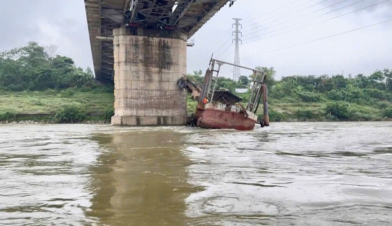 Ph&uacute; Thọ kịp thời cứu hộ t&agrave;u mắc trụ cầu Việt Tr&igrave;, bảo đảm an to&agrave;n cho người v&agrave; phương tiện - Ảnh 1.
