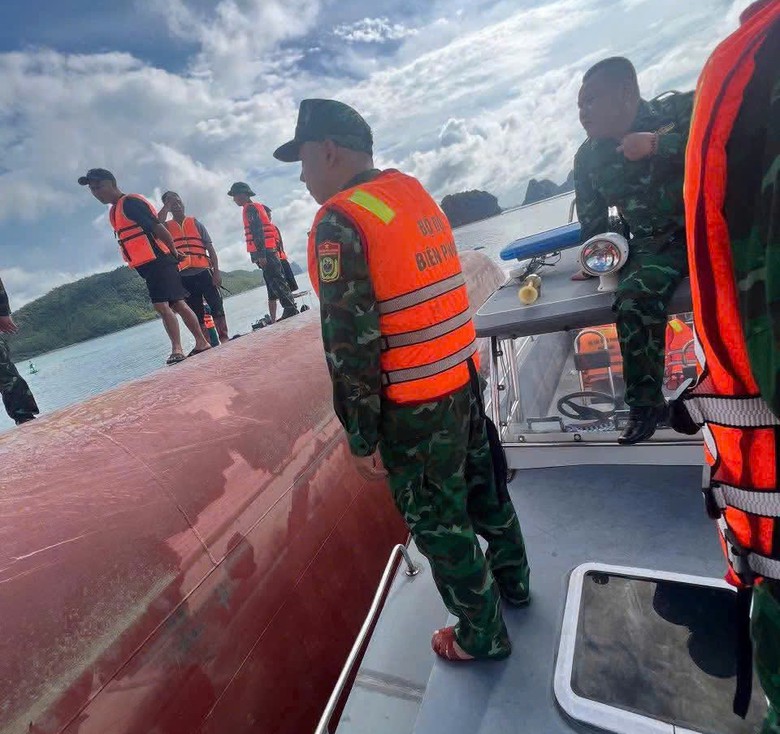 Quảng Ninh: Lật t&agrave;u tr&ecirc;n v&ugrave;ng biển Bản Sen, 3 người được cứu, 2 người c&ograve;n mắc kẹt - Ảnh 2.