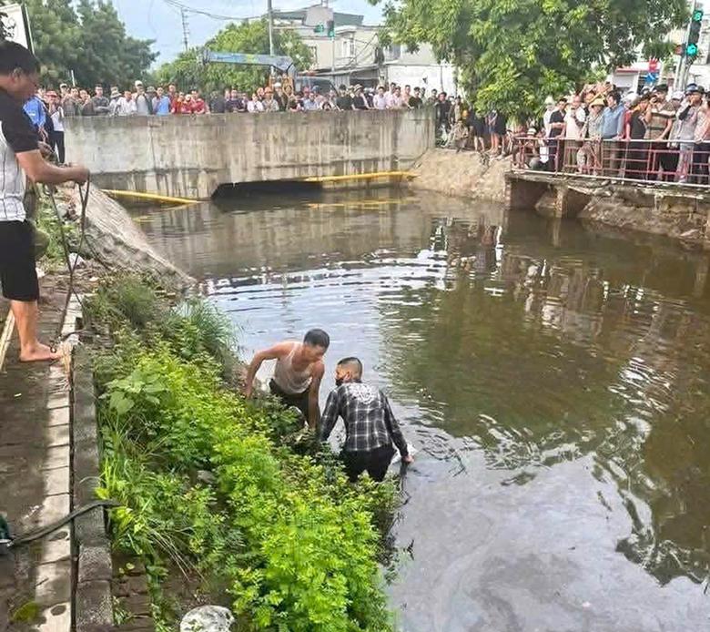 Hải Phòng: Ô tô rời hiện trường sau va chạm, người đi xe máy tử vong dưới mương nước - Ảnh 1.