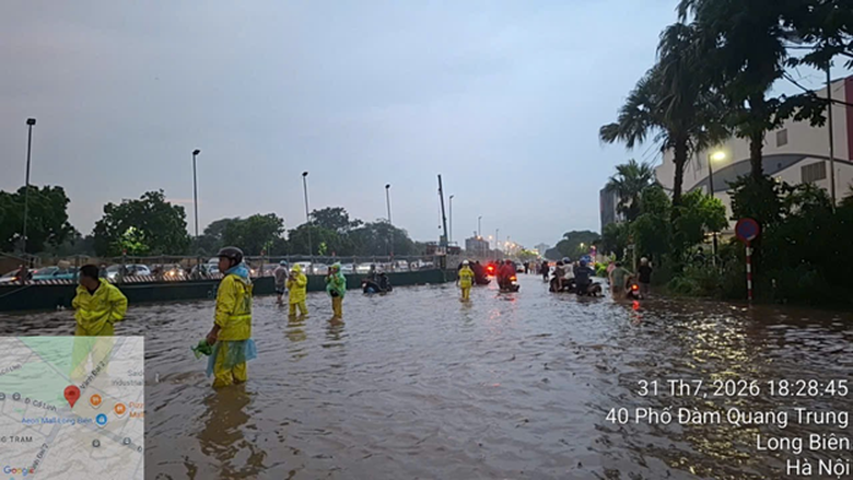 Nguy&ecirc;n nh&acirc;n ngập cục bộ tại Long Bi&ecirc;n sau mưa lớn 31 / 7 tại H&agrave; Nội - Ảnh 1.