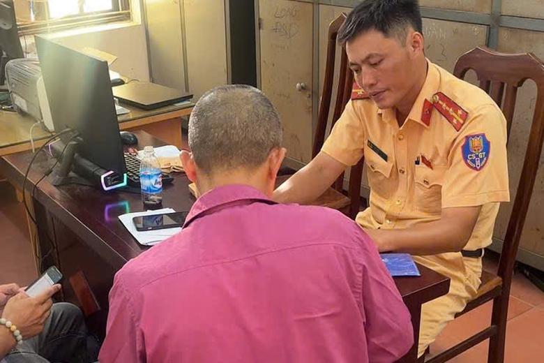 H&agrave; Nội: CSGT ''soi'' camera gi&aacute;m s&aacute;t, xử phạt t&agrave;i xế vừa l&aacute;i xe bu&yacute;t vừa nghe điện thoại - Ảnh 1.