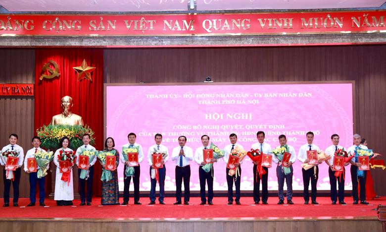 H&agrave; Nội điều động, bổ nhiệm loạt c&aacute;n bộ l&atilde;nh đạo sở, x&atilde;, phường - Ảnh 2.