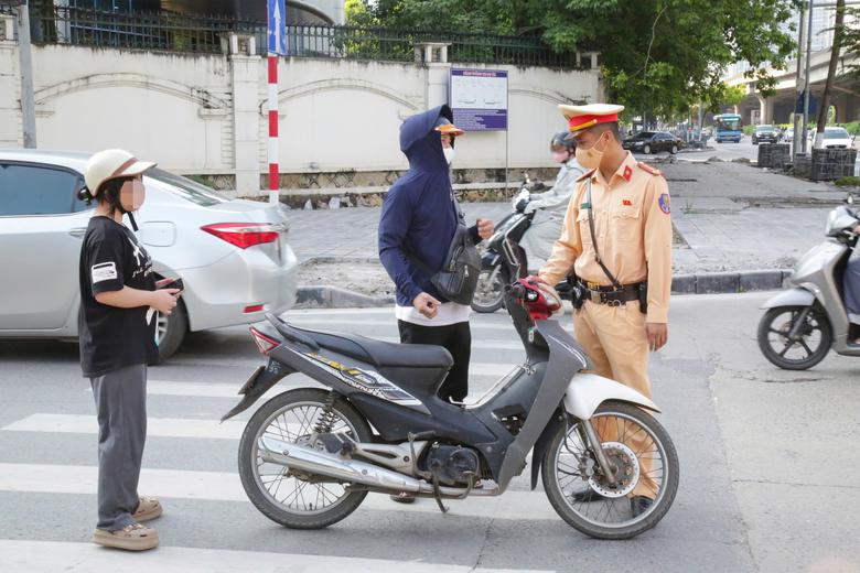 Hà Nội: Tài xế ô tô bị phạt 19 triệu đồng, trừ điểm bằng lái vì thói quen đi tắt ngược chiều - Ảnh 3.