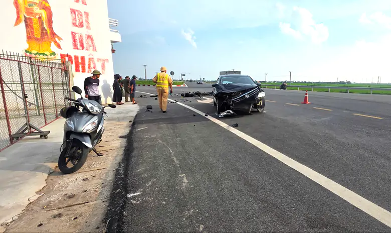 &Ocirc; t&ocirc; t&ocirc;ng 2 người ngồi tr&ecirc;n xe m&aacute;y văng xa h&agrave;ng chục m&eacute;t ở Hưng Y&ecirc;n - Ảnh 1.