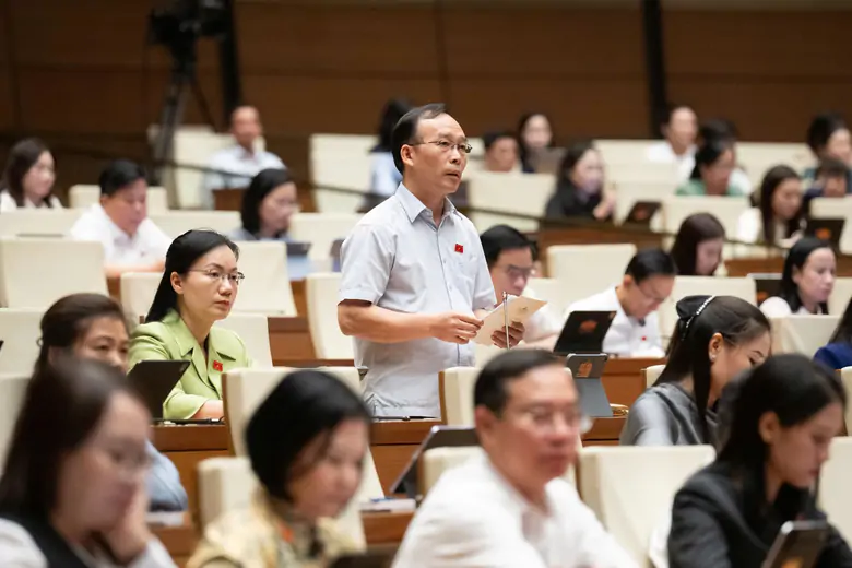 Đại biểu đề nghị ho&agrave;n thiện quy định về kiến tr&uacute;c ven biển, bảo vệ bản sắc văn h&oacute;a - Ảnh 2.