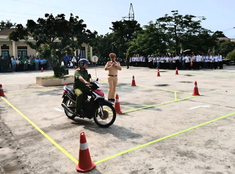 Ninh Bình: Hơn 200 người dân được huấn luyện kỹ năng lái xe an toàn - Ảnh 1.