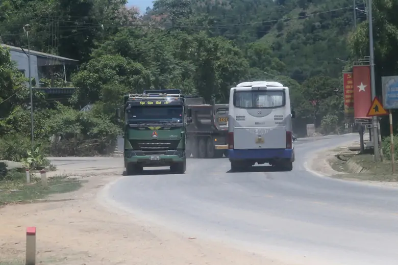 Đề xuất cấm mượn làn đường ngược chiều để vượt xe trên quốc lộ 6 - Ảnh 2.