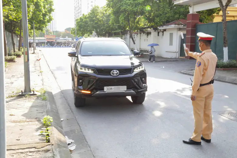 Hà Nội: Tài xế ô tô bị phạt 19 triệu đồng, trừ điểm bằng lái vì thói quen đi tắt ngược chiều - Ảnh 2.