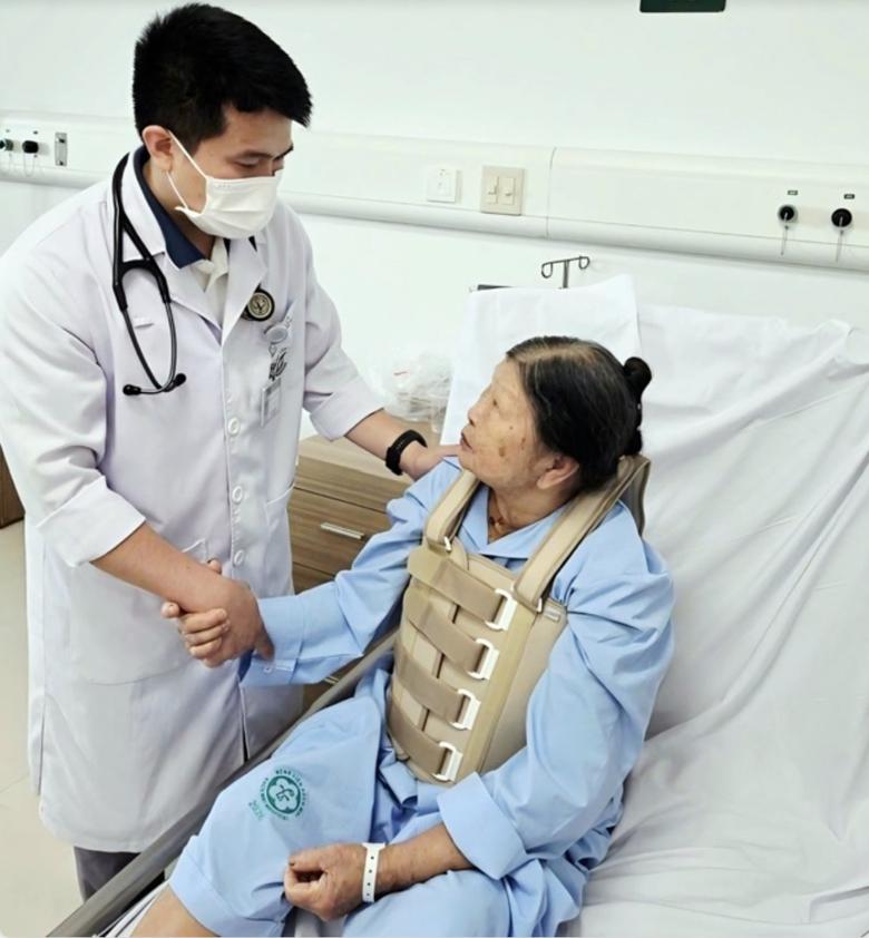 Biến chứng g&atilde;y đốt sống v&igrave; chủ quan với lo&atilde;ng xương - Ảnh 1.