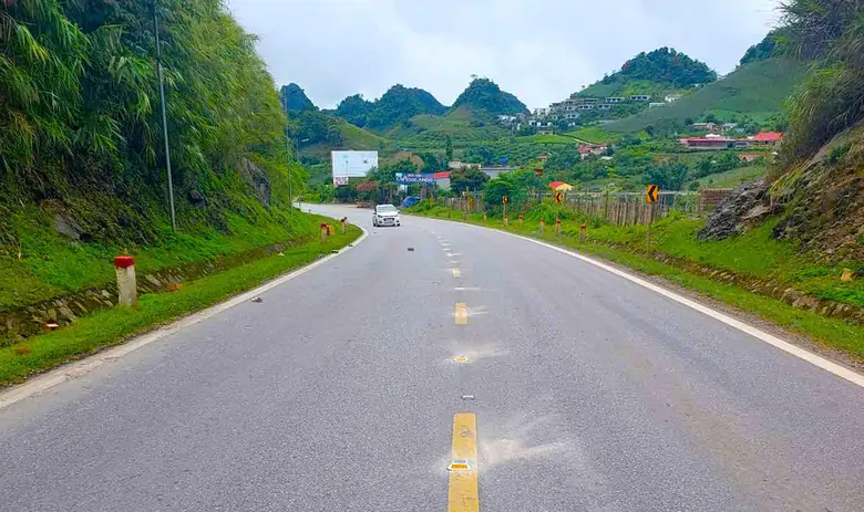 Đề xuất cấm mượn làn đường ngược chiều để vượt xe trên quốc lộ 6 - Ảnh 1.