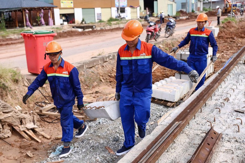 Lắp ray hiệu chuẩn tuyến t&agrave;u điện nhẹ LRT Ph&uacute; Quốc  - Ảnh 2.